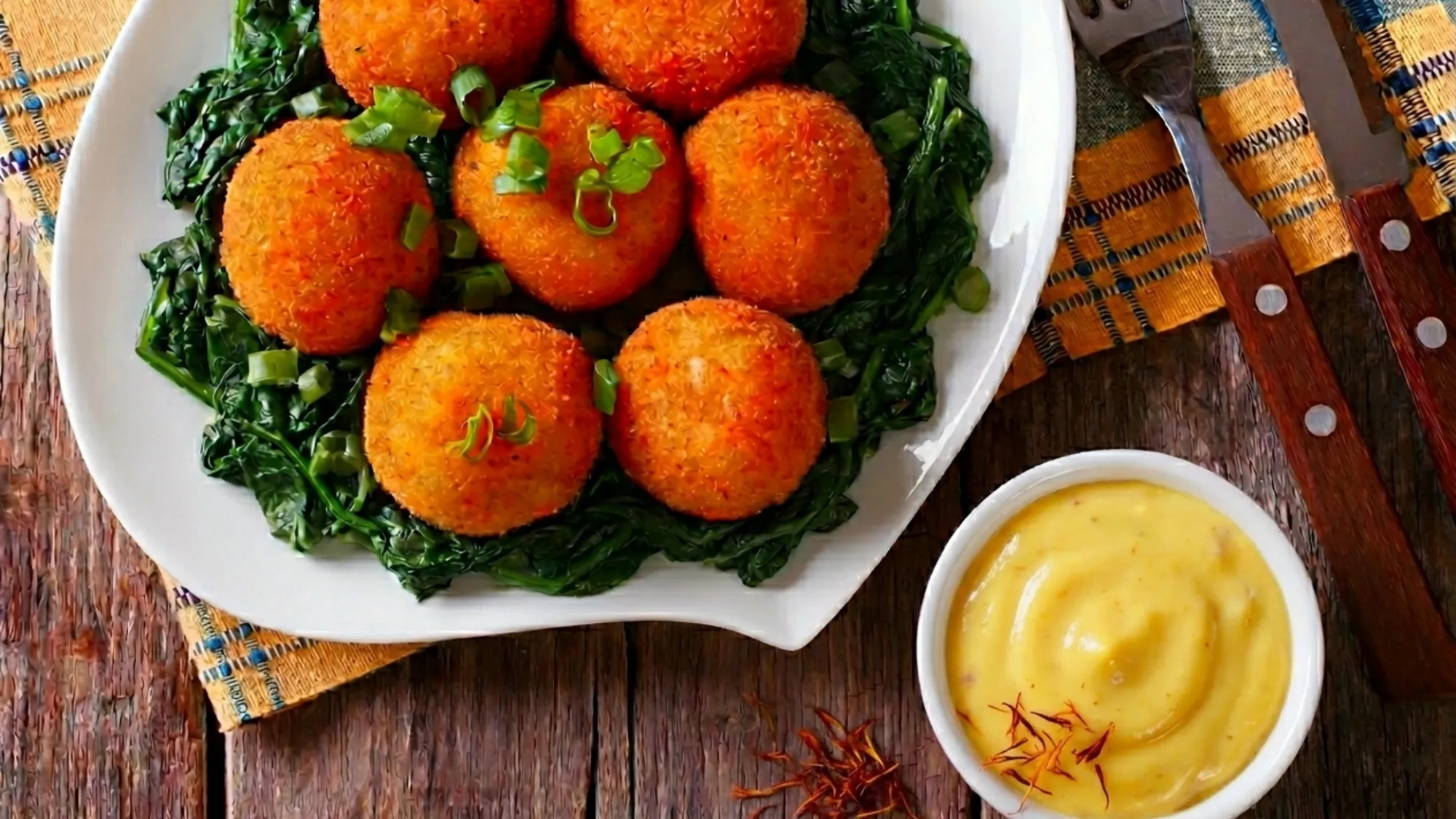 Arancinis de lentilles à la sicilienne, sauce parmesan safranée
