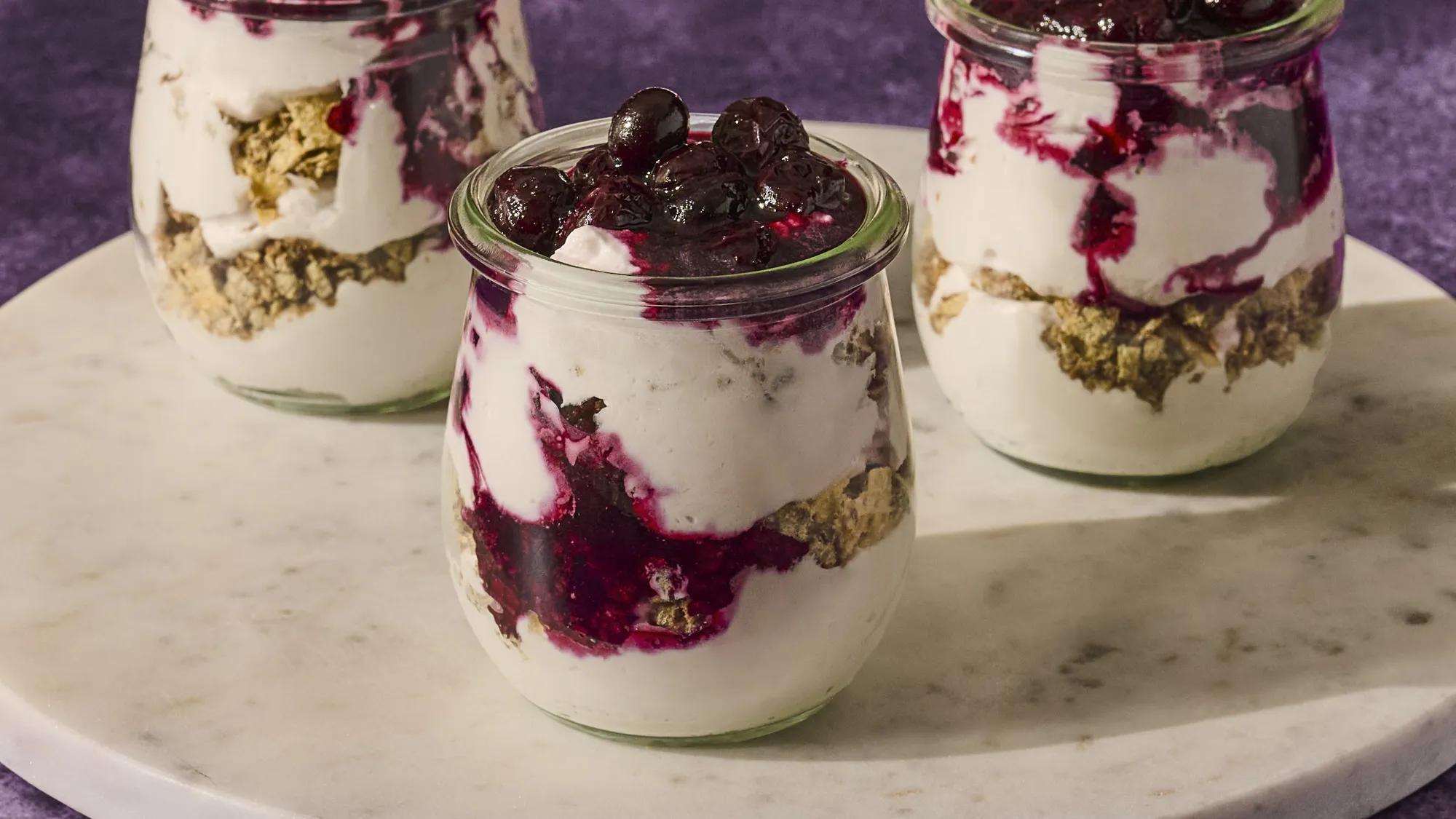 Espuma à la vanille, cassis et granola de pépites caramélisées