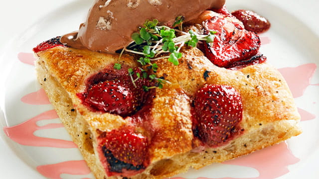 BLACK PEPPER-STRAWBERRY COCA WITH SPICED SYRUP