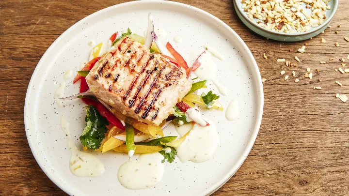 Saumon grillé, sauce yassa